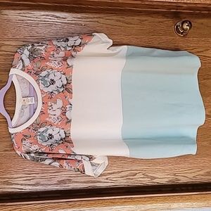 Short sleeve pastel top.